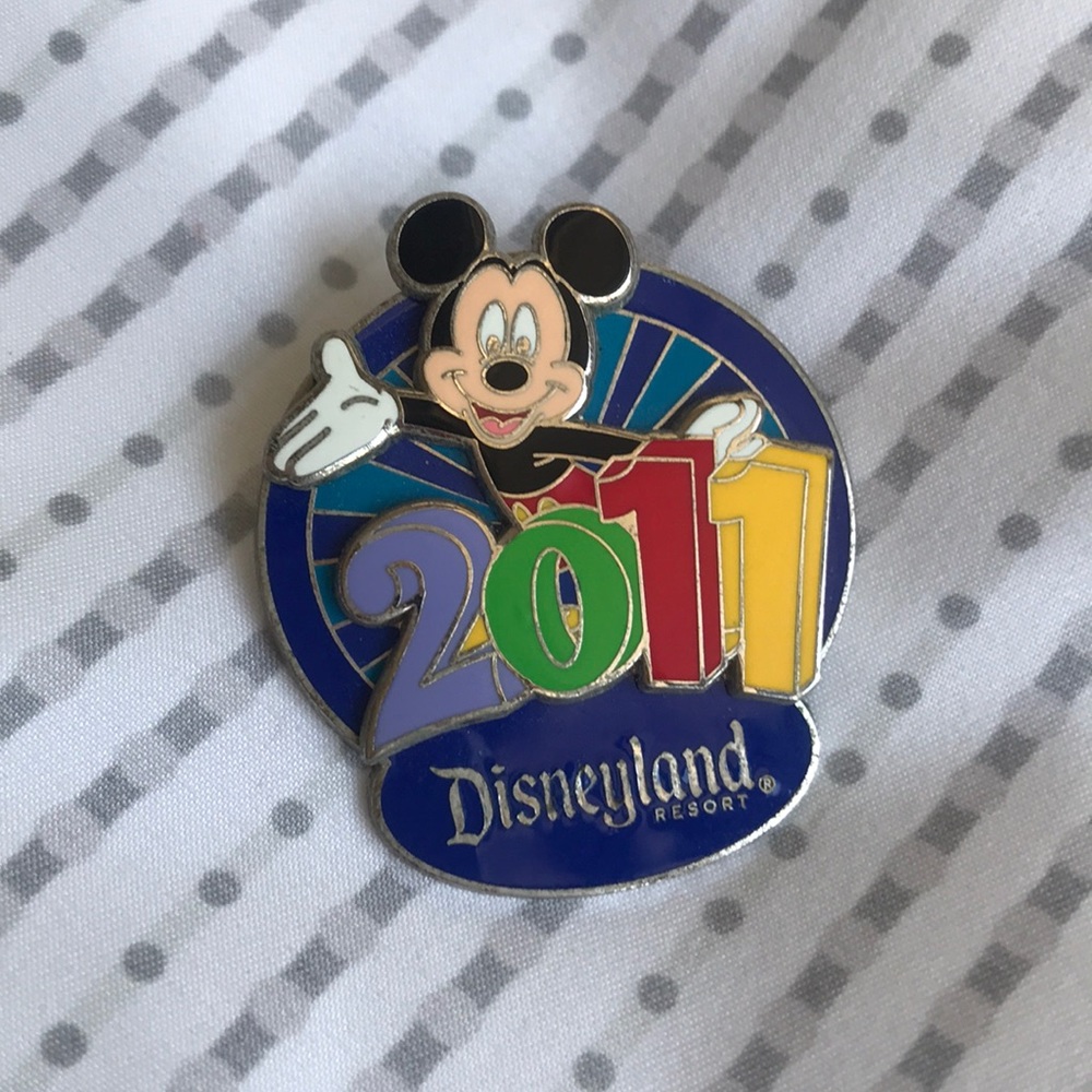 💝 10/$10 💝 Disney Land Resort 2011 - Mickey Mouse Pin